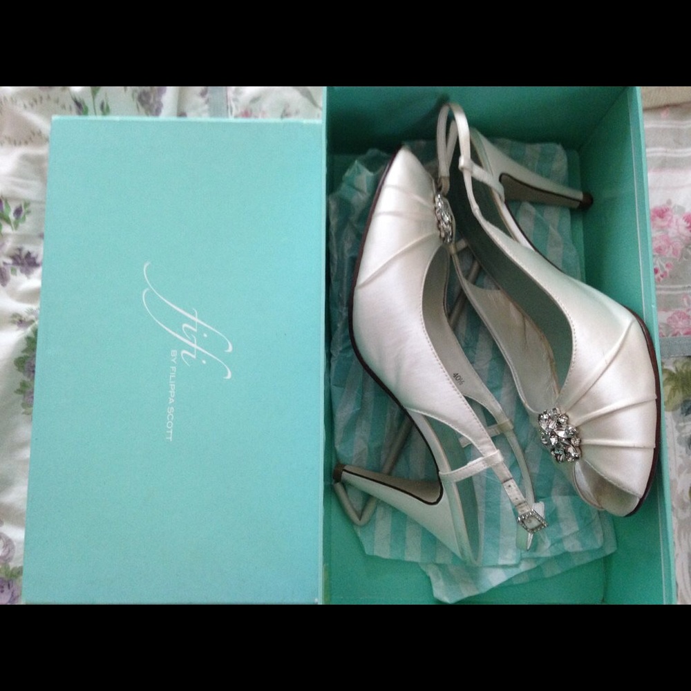 White satin peep toe heel rhinestone