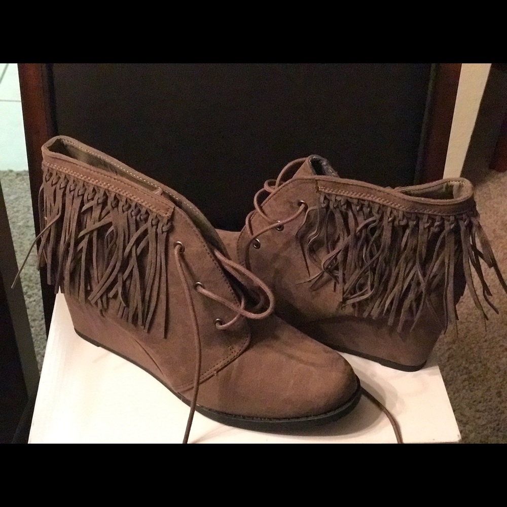 Brand New Sugar Mystic Taupe Fringe Wedge Bootie