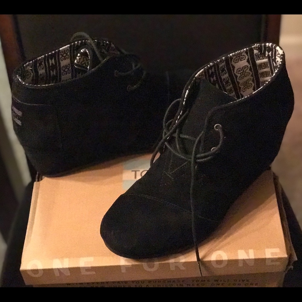Brand New TOMS Desert Wedge Black Suede