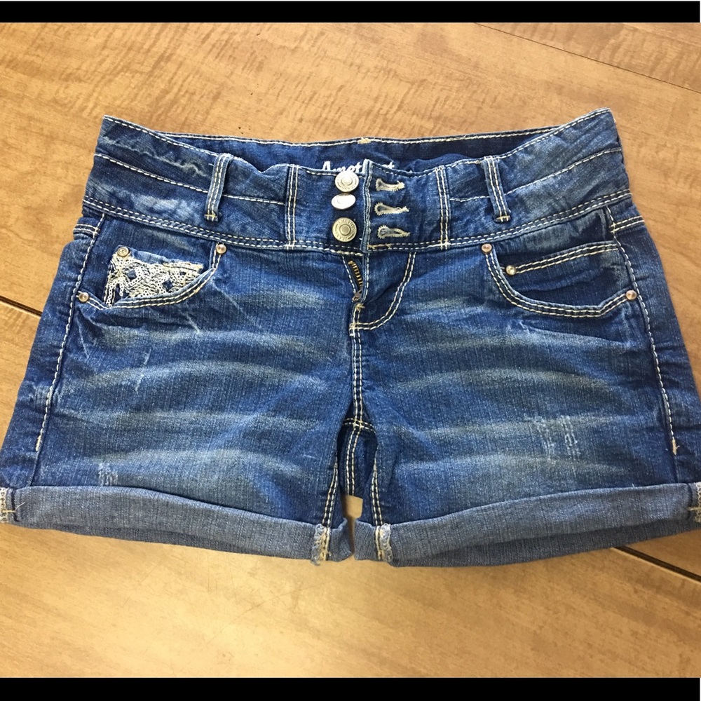 Amethyst rolled cuff Jean shorts - size 1 Juniors
