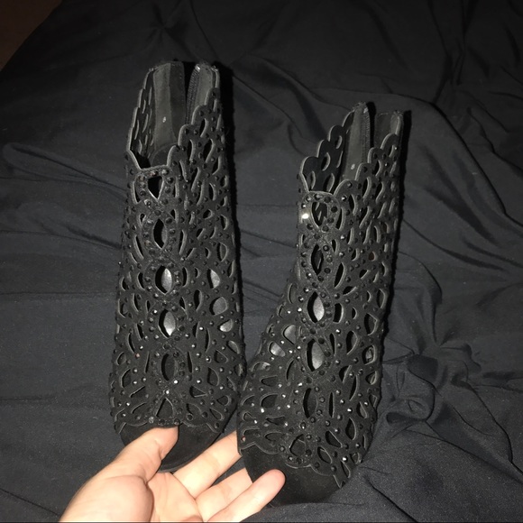 Black heels - Picture 3 of 4