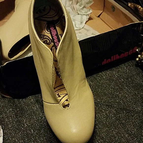 Shoes - Picture 2 of 2