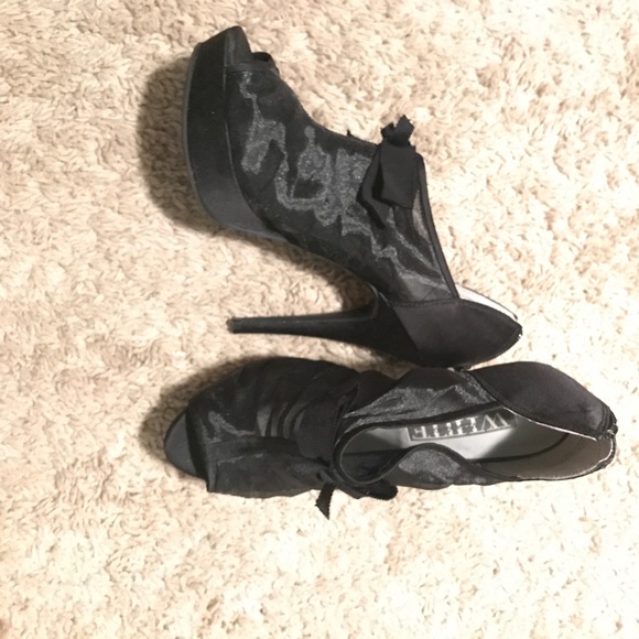 Vera Wang White Heels - Picture 1 of 1