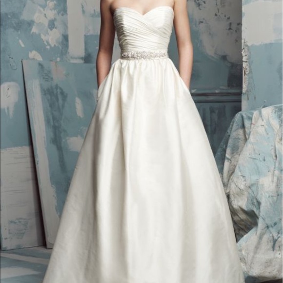 Wedding dress 100% silk - Picture 2 of 4