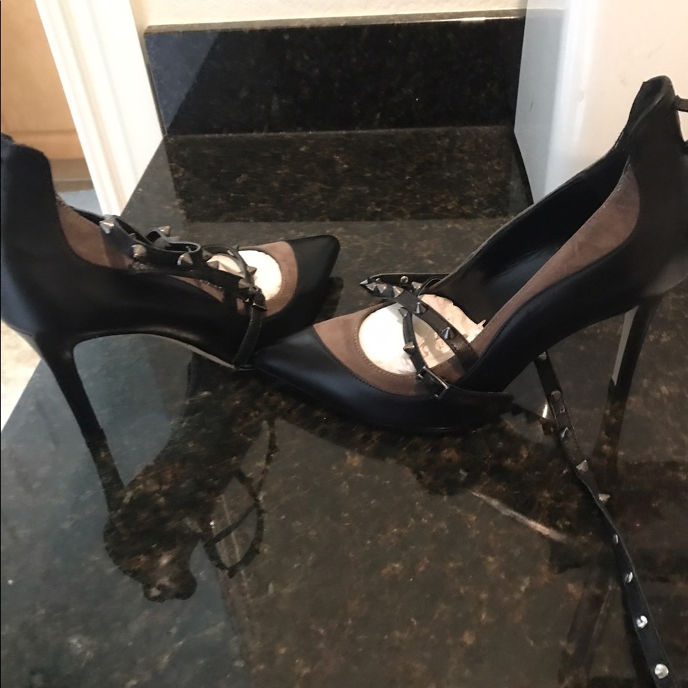 Black heels with spikes and the wrap