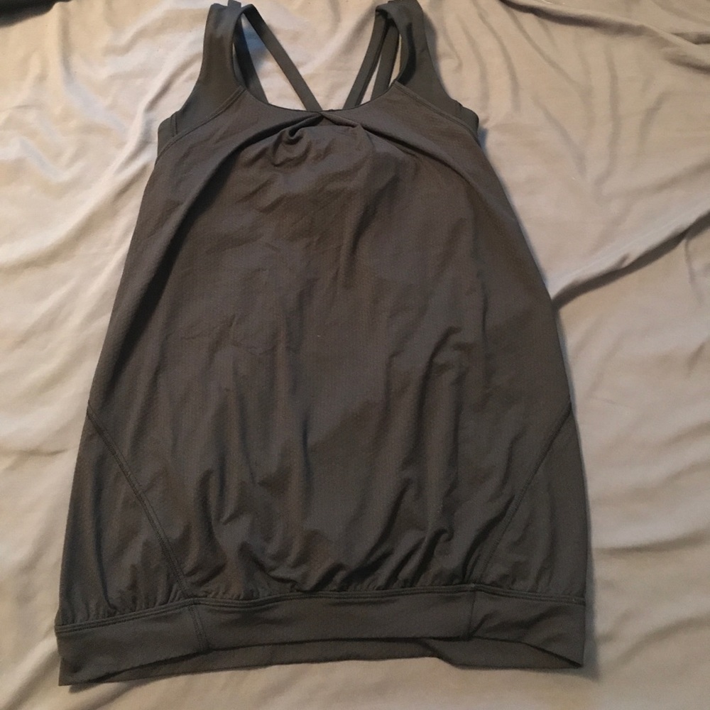 Black lululemon workout tank with built in bra