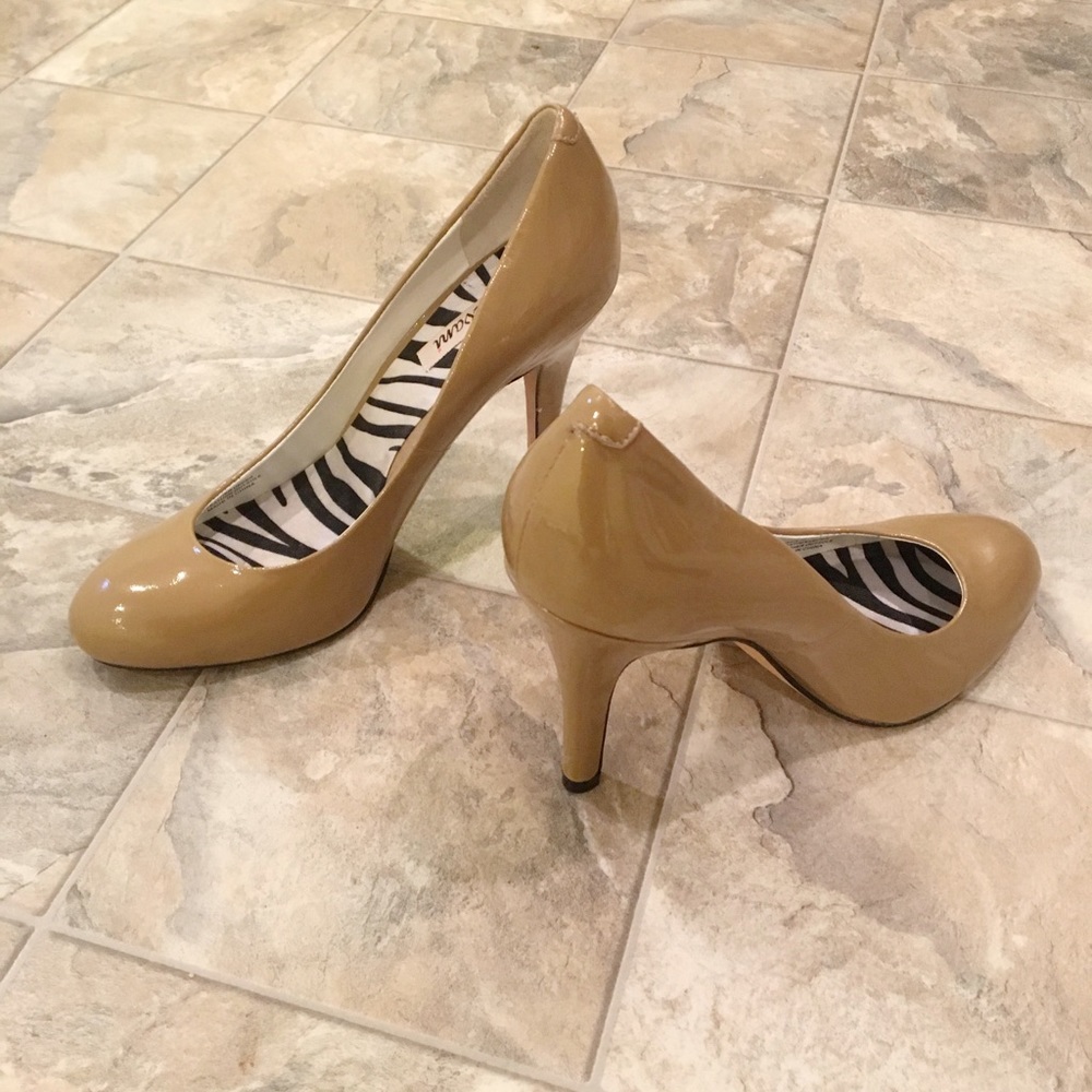DEVANI Tan Pumps