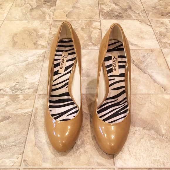 DEVANI Tan Pumps - Picture 2 of 9