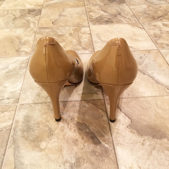 DEVANI Tan Pumps - Picture 3 of 9