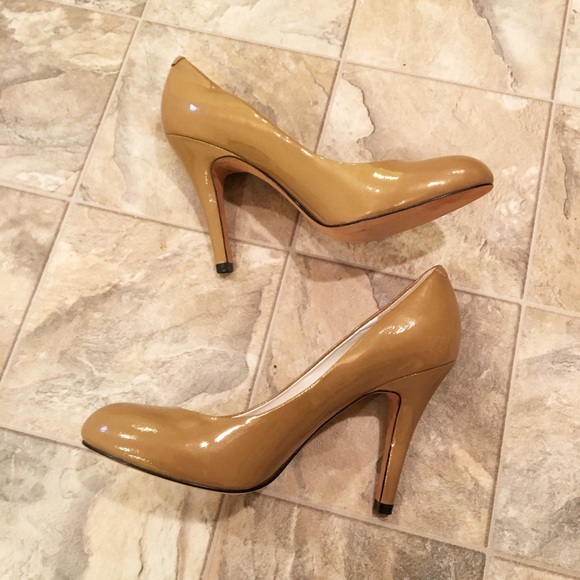 DEVANI Tan Pumps - Picture 5 of 9