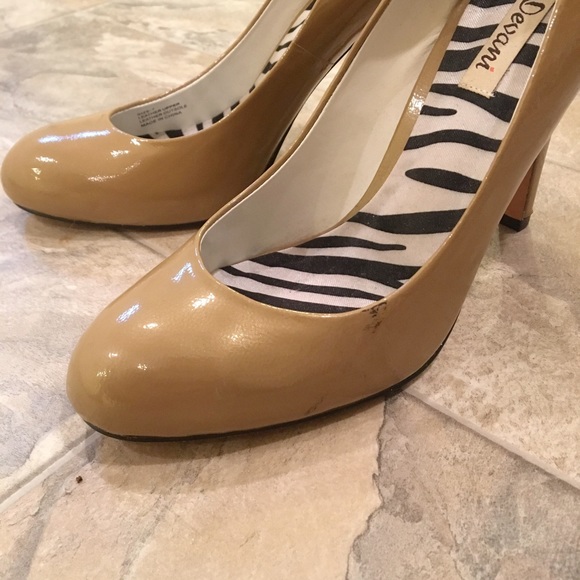 DEVANI Tan Pumps - Picture 8 of 9