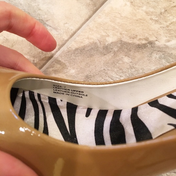 DEVANI Tan Pumps - Picture 7 of 9