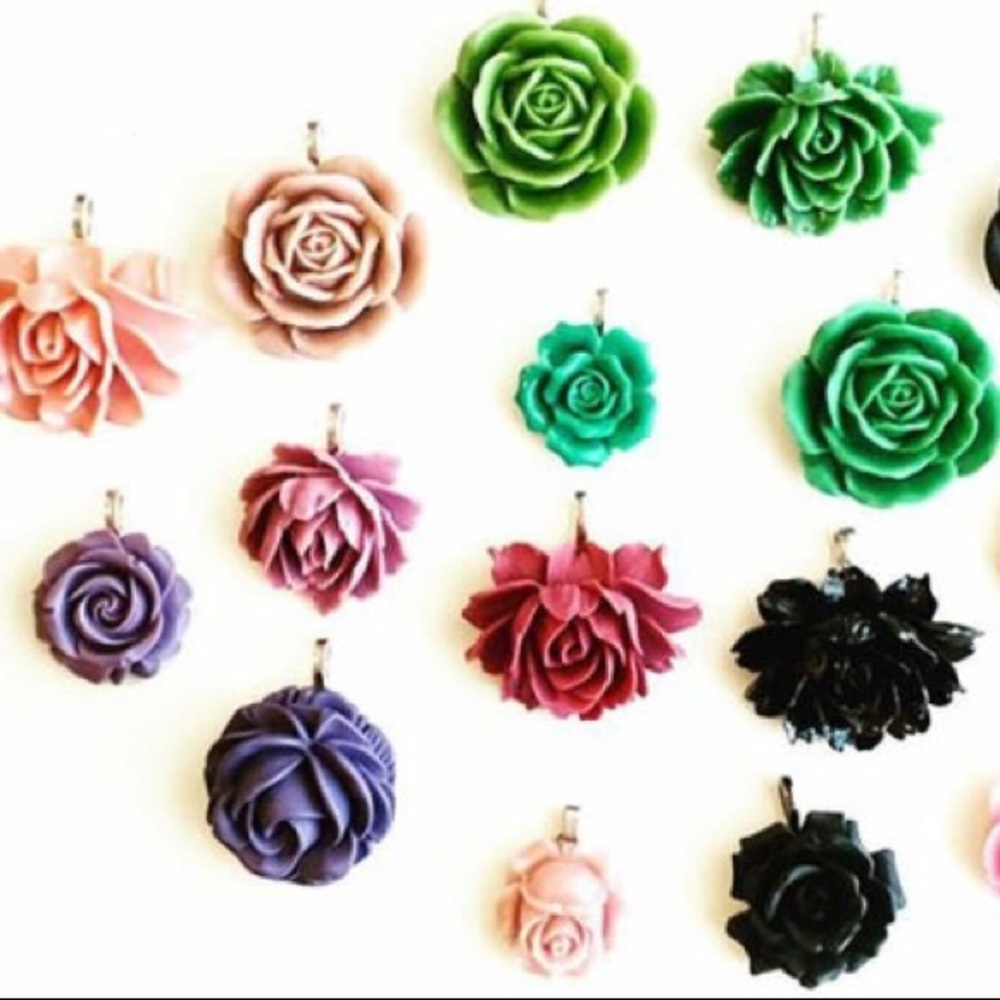 RESIN FLOWER PENDANTS (VARIETY) - Picture 1 of 4