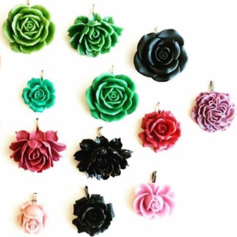 RESIN FLOWER PENDANTS (VARIETY) - Picture 2 of 4