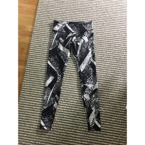 Lululemon B&W Pattern Leggings - size 6