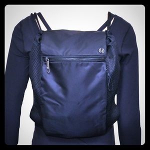 Lululemon in a cinch backpack drawstring