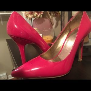 BCBG flamingo heel