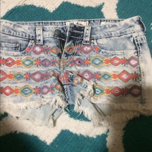 Daytrip shorts with Aztec stitching