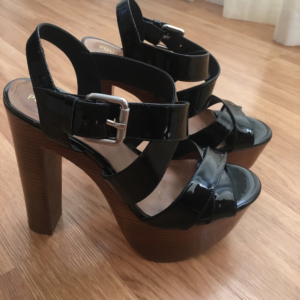 Strapy black Pour La Victoire platform pumps!