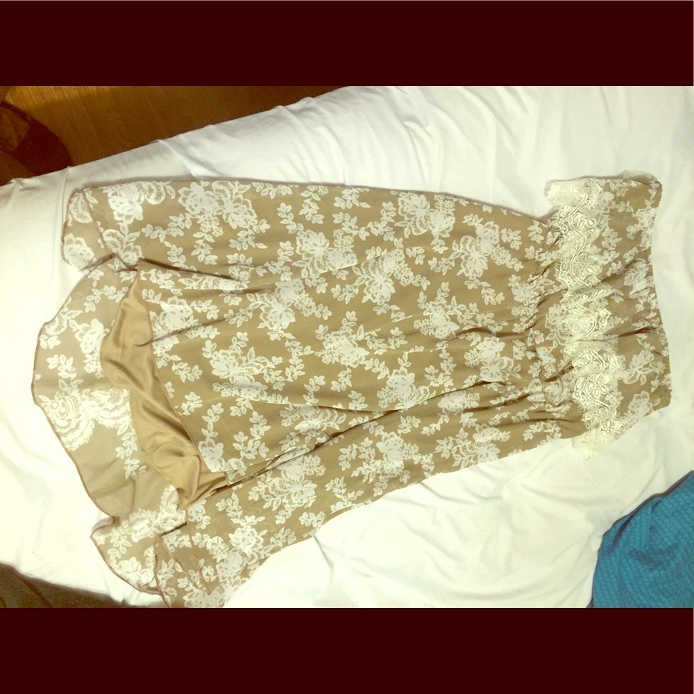 Super cute dress, strapless and lace detail.