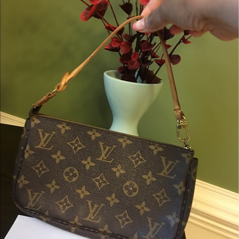 Authentic Louis Vuitton pouchette accessories-sold