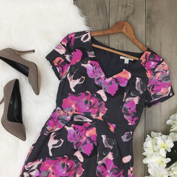 Banana Republic Dresses & Skirts - SALE//Banana Republic • Floral Short Sleeve Dress