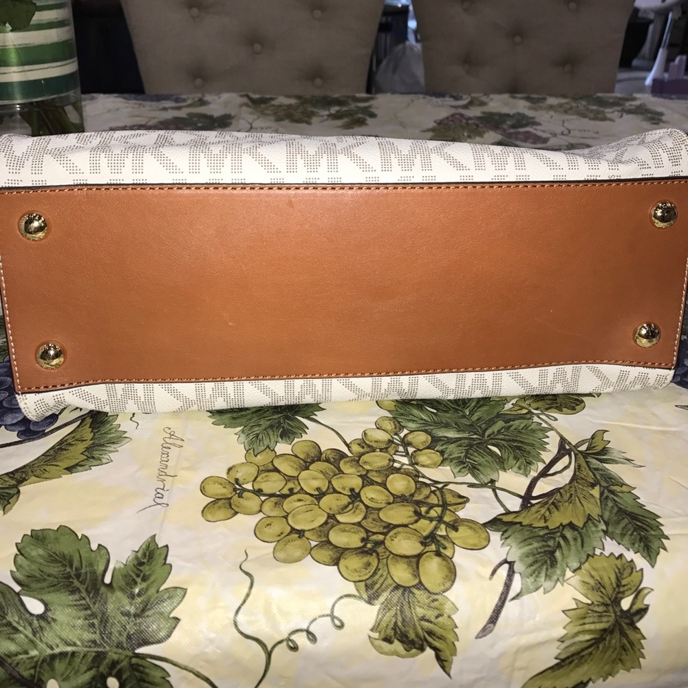 Like new used once Michael Kors large Hamilton - Picture 7 of 8