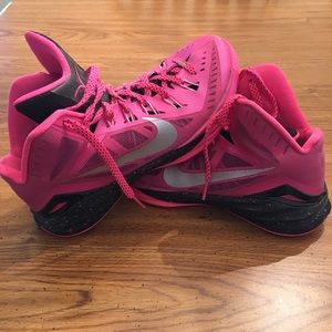 W's Nike basketball shoes