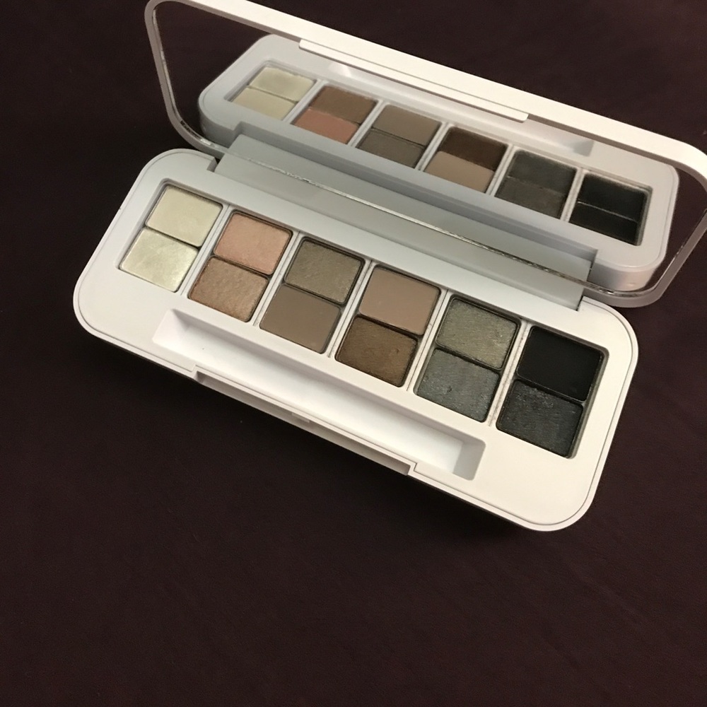 BUXOM Limited Edition Refillable Palette - Picture 7 of 9