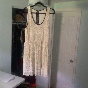 Stretch lace sleeveless dress