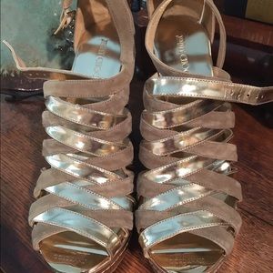 JIMMY CHOO sz 10 wedge we shoe. Beige and gold.
