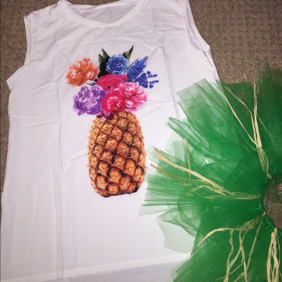 Tops - 🆕 pineapple floral shirt