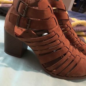 Cute brown heels.