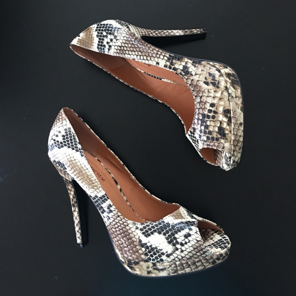Who What Wear snakeskin print pumps, size 8.5