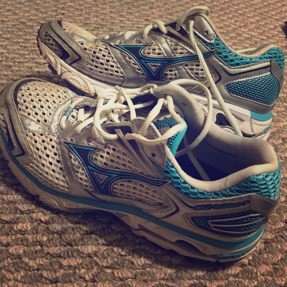 Women's Mizuno athletic shoes