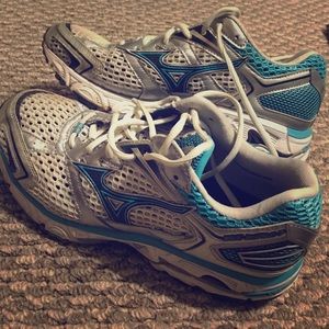Women's Mizuno athletic shoes