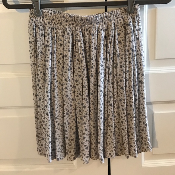 Brandy Melville Cream Floral Skirt - Picture 1 of 2