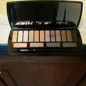 Auda [city]in Paris eye shadow 16 shade palette