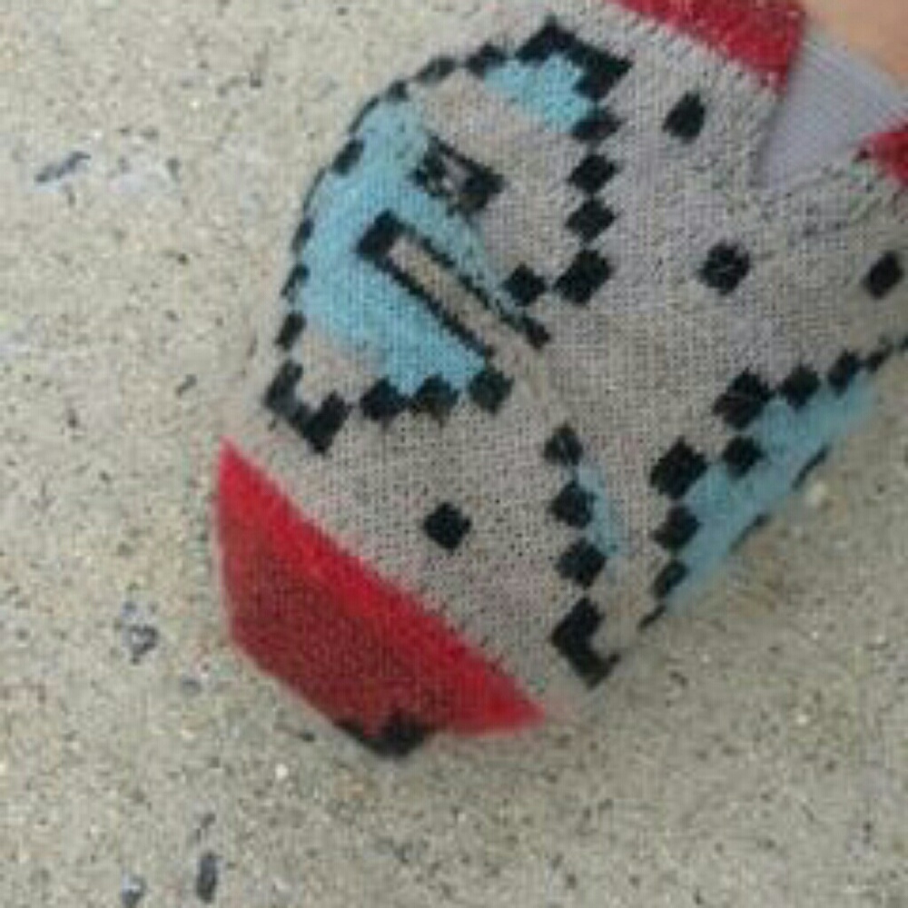 TOMS - Picture 2 of 4