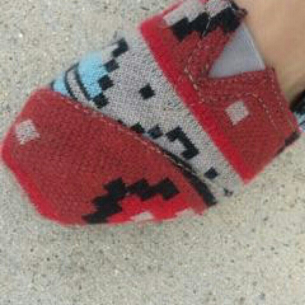 TOMS - Picture 3 of 4