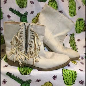 Vintage White Fringe Booties 🌵