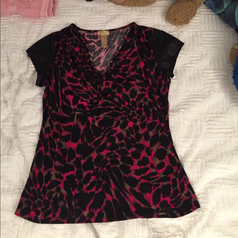 Multicolor tshirt with fake leather short sleeves