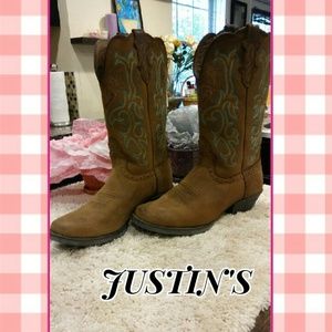 Gorgeous Justin Cowgirl turquoise detail boots