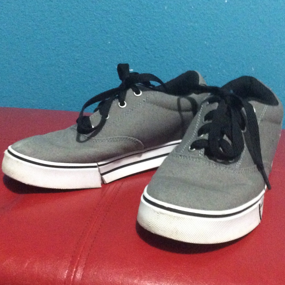 Size 5 in kids. New heelys.