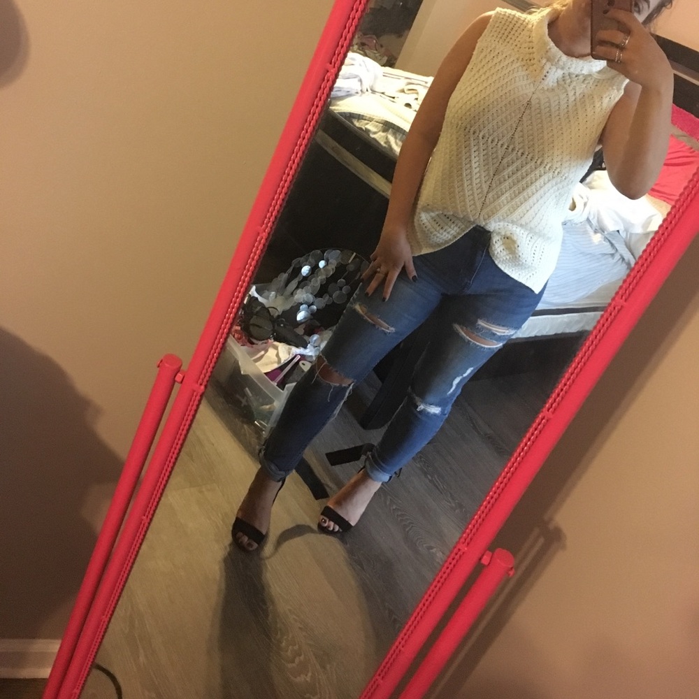 Whitish cream sweater with no sleeves
