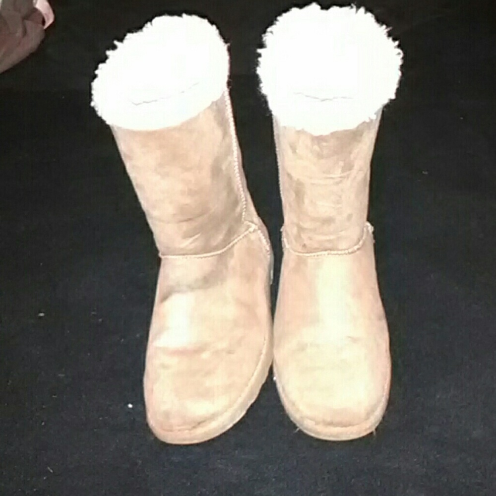 I am selling boots 👢 for women