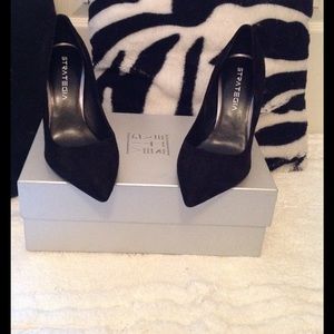 Strategia pointed toe geometric heel pumps