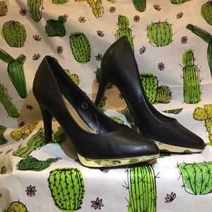 Black & Gold Pumps 🔥