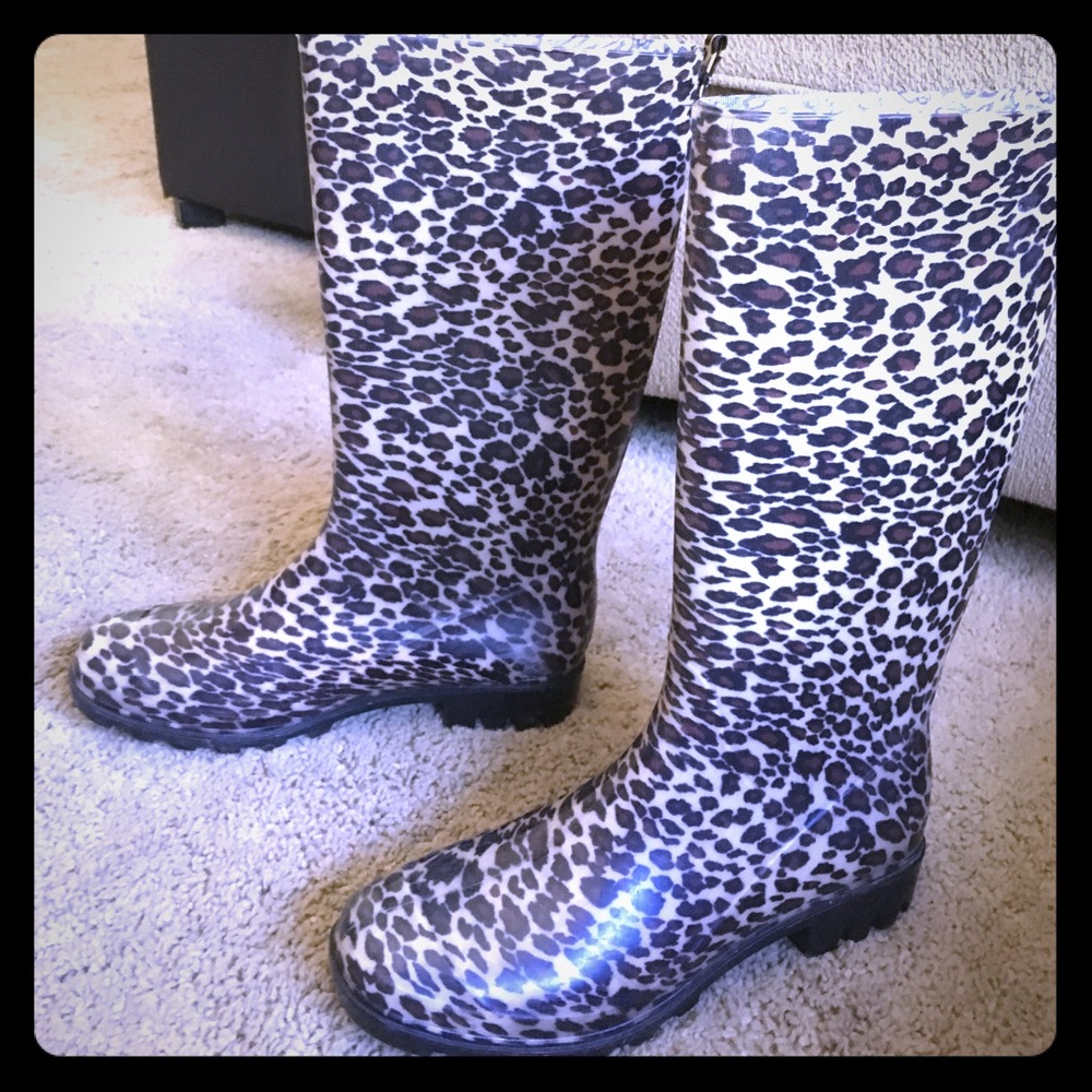 Cheetah print rain boots size 8