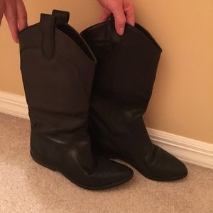 Black leather boots by White Mountain